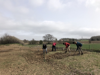 volunteers digging the ground at conningbrook lakes